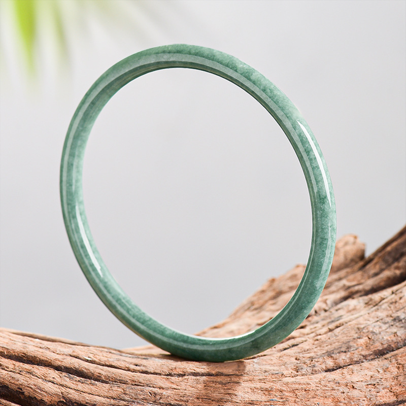 Woman Accessory - กำไลหยกพม่าแท้ สร้อยข้อมือหยกแท้ เครื่องประดับดีไซเนอร์ แกะสลักจากอัญมณี เครื่องรางนำโชค แฟชั่นวินเทจ